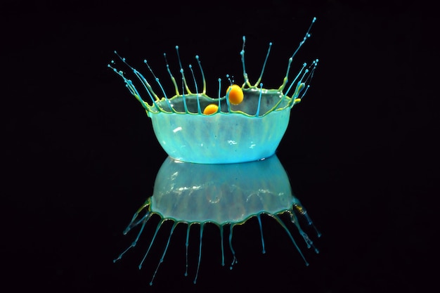 Zdjęcie zbliżenie meduz na czarnym tle