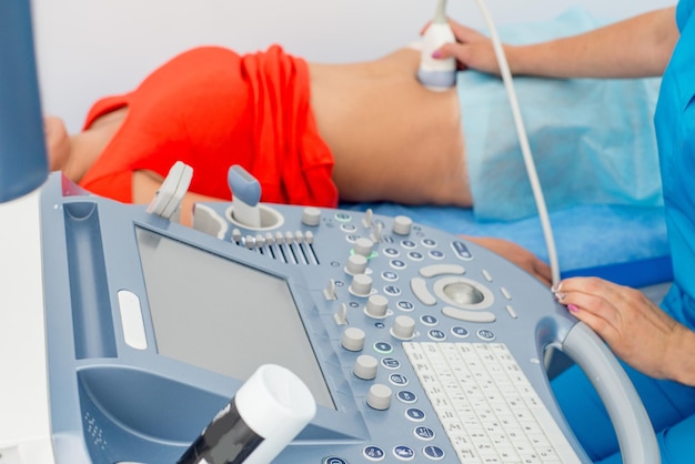 Zbliżenie medycznego skanera ultrasonograficznego Lekarz dokonuje diagnozy ultrasonograficznej