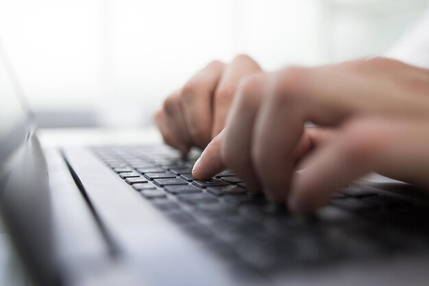 Zbliżenie męskich rąk za pomocą laptopa w biurze i technologii