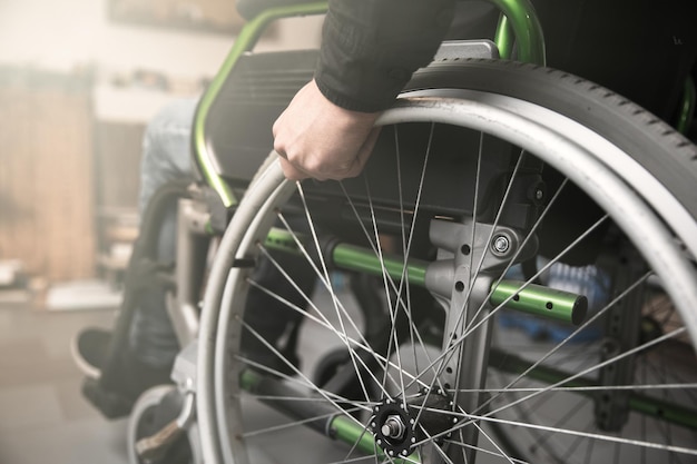 Zbliżenie Męskiej Ręki Na Kole Wózka Inwalidzkiego