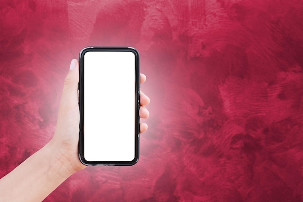 Zbliżenie męskiej ręki trzymającej smartfon z pustym ekranem na teksturowanym tle koloru roku 2023 Viva Magenta