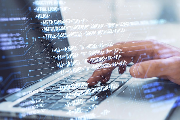 Zbliżenie męskiej ręki używającej klawiatury laptopa z kreatywnym cyfrowym językiem programowania na niewyraźnym tle Deweloper oprogramowania i koncepcja html Podwójna ekspozycja