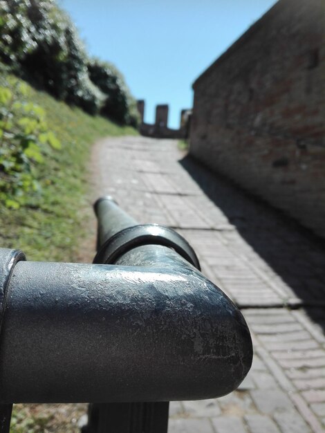 Zdjęcie zbliżenie metalowej balustrady na czystym niebie