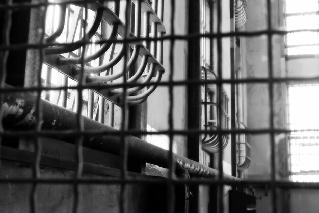 Zdjęcie zbliżenie metalowych drzwi w więzieniu