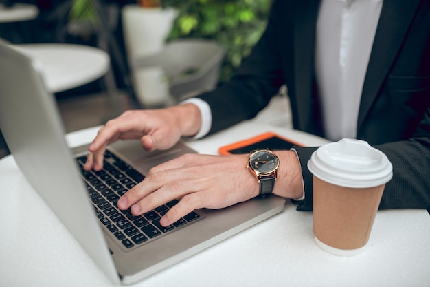 Zbliżenie mężczyzna biznesmen pracuje na laptopie