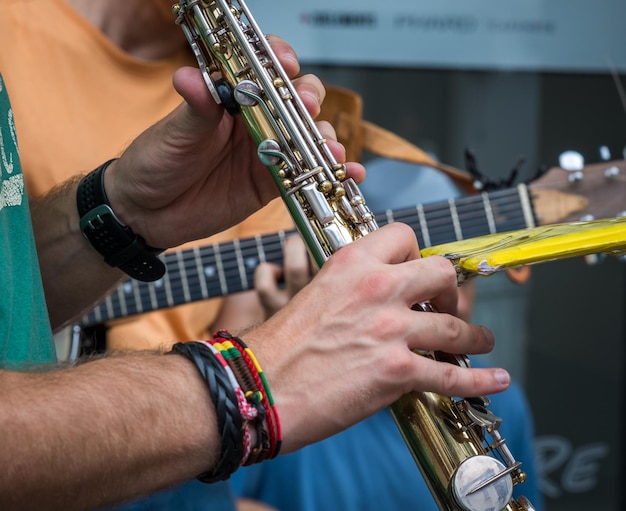 Zbliżenie Mężczyzny Grającego Na Gitarze