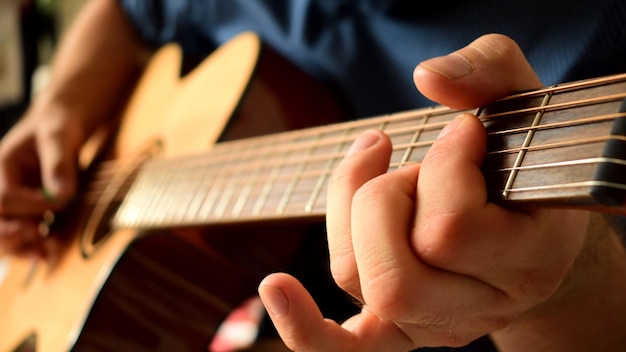 Zbliżenie mężczyzny grającego na gitarze