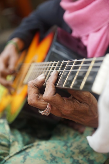 Zbliżenie mężczyzny grającego na gitarze