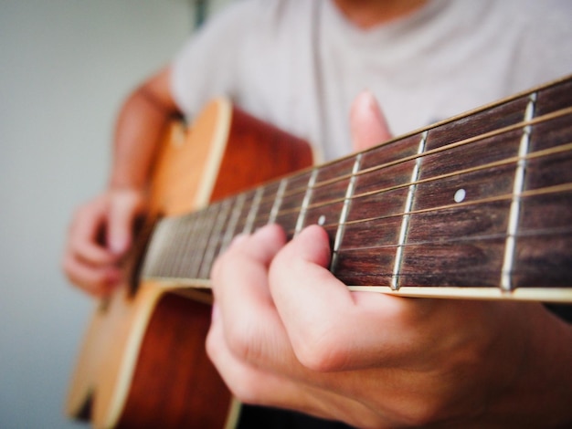 Zbliżenie mężczyzny grającego na gitarze