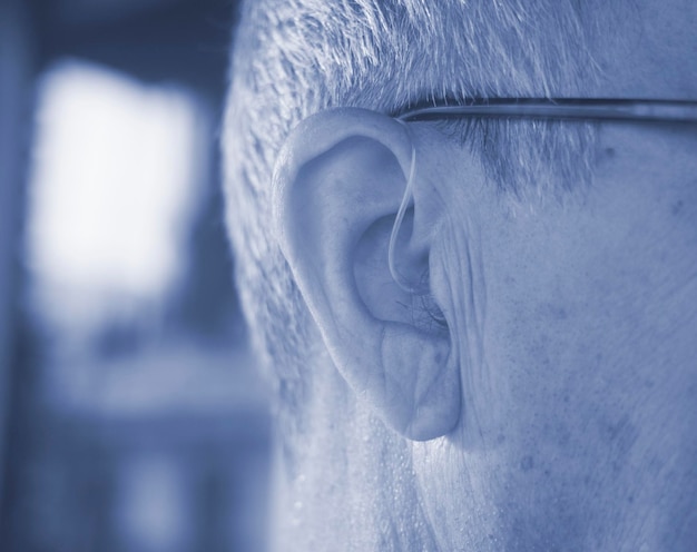 Zbliżenie mężczyzny noszącego aparat słuchowy