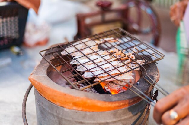 Zdjęcie zbliżenie mężczyzny przygotowującego jedzenie na grillu