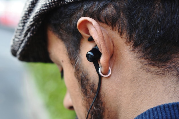 Zdjęcie zbliżenie mężczyzny słuchającego muzyki przez słuchawki