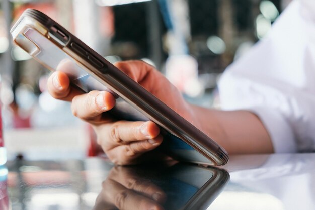 Zdjęcie zbliżenie mężczyzny trzymającego telefon komórkowy