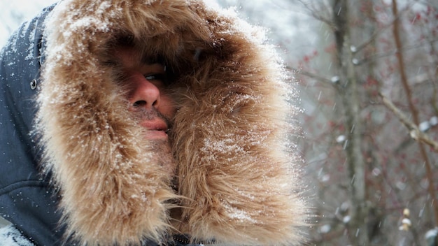 Zdjęcie zbliżenie mężczyzny w futrze w zimie