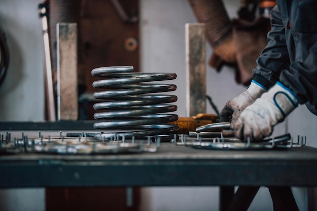 Zbliżenie mężczyzny w rękawiczkach do polerowania materiałów żelaznych w przemyśle