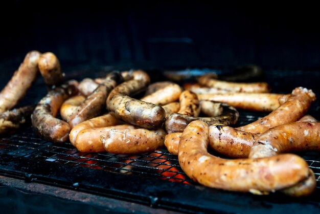 Zbliżenie mięsa i kiełbas na grillu