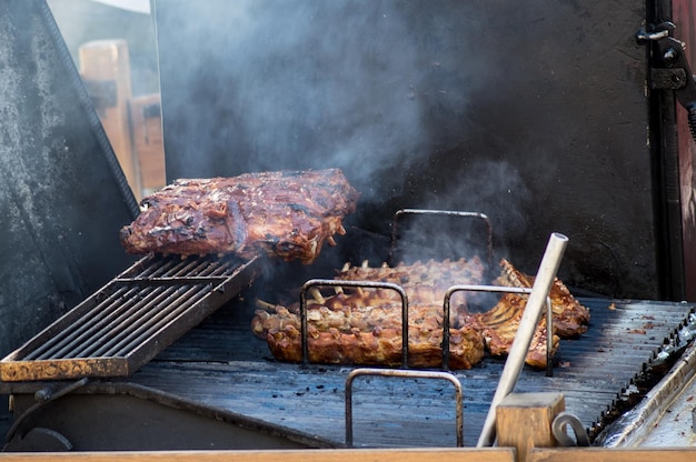 Zbliżenie mięsa na grillu