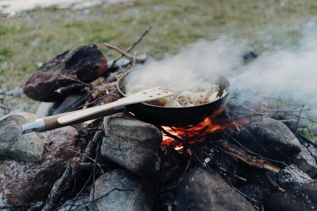 Zdjęcie zbliżenie mięsa na grillu