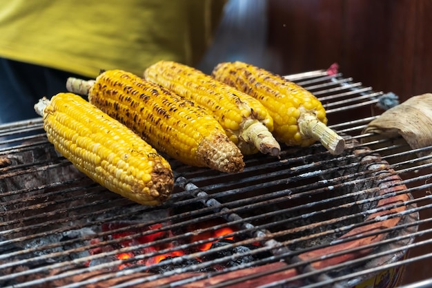 Zdjęcie zbliżenie mięsa na grillu