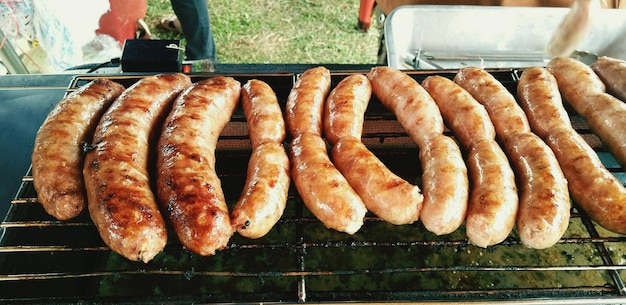 Zdjęcie zbliżenie mięsa na grillu