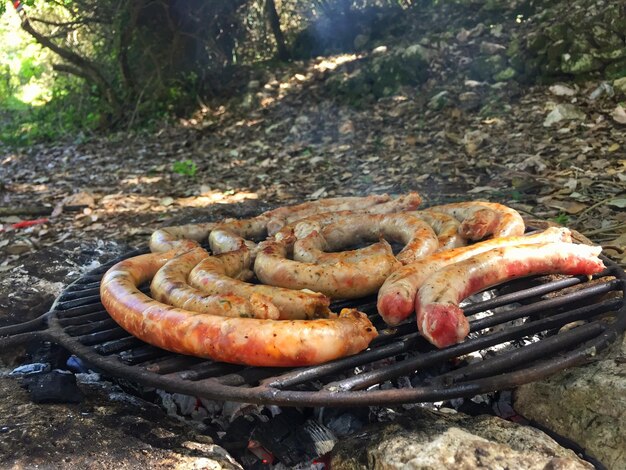 Zdjęcie zbliżenie mięsa na grillu