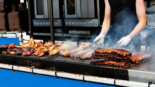 Zdjęcie zbliżenie mięsa na grillu