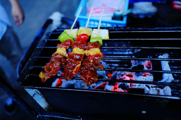 Zdjęcie zbliżenie mięsa na grillu