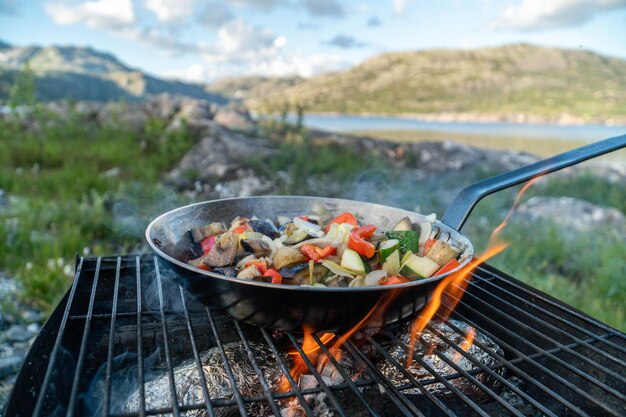 Zdjęcie zbliżenie mięsa na grillu