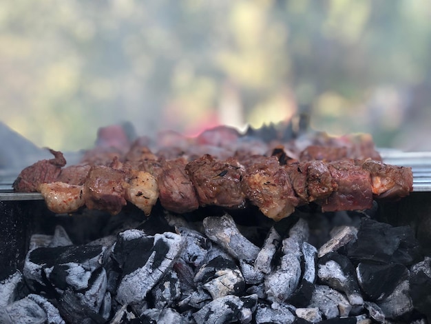 Zdjęcie zbliżenie mięsa na grillu