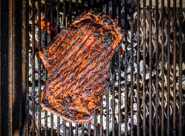 Zdjęcie zbliżenie mięsa na grillu