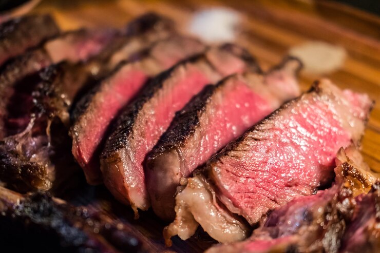 Zdjęcie zbliżenie mięsa na grillu