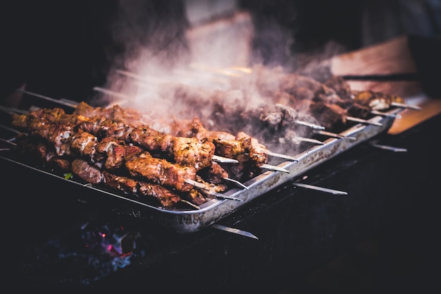 Zbliżenie mięsa na grillu
