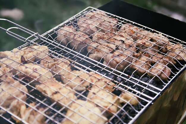 Zbliżenie mięsa na grillu