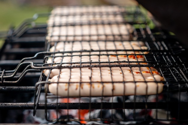 Zdjęcie zbliżenie mięsa na grillu