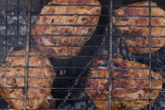 Zdjęcie zbliżenie mięsa na grillu