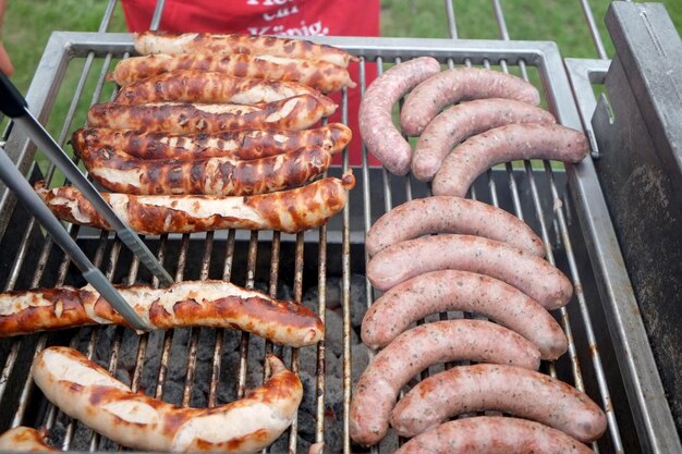 Zdjęcie zbliżenie mięsa na grillu