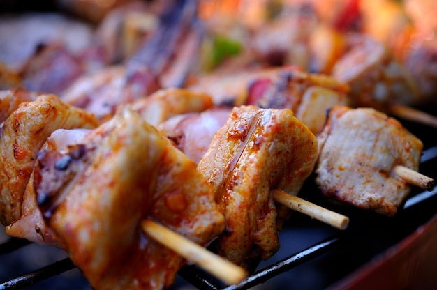 Zbliżenie mięsa w szpilkach na grillu