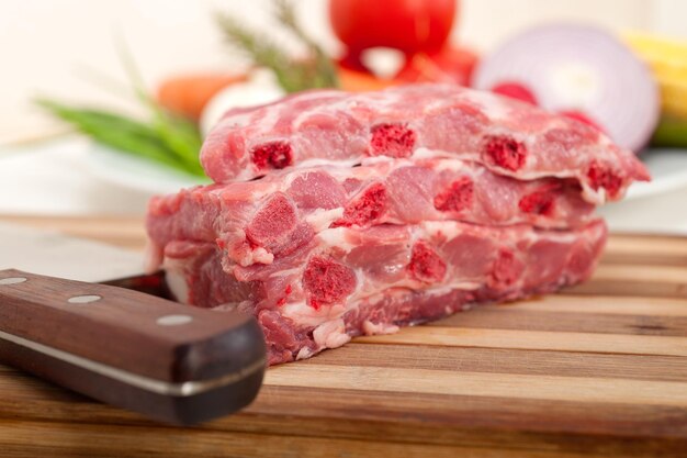 Zdjęcie zbliżenie mięsa za pomocą noża na desce do cięcia