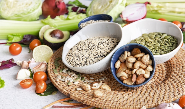 Zbliżenie miska nasion chia i innych zdrowych produktów spożywczych na stole w kuchni
