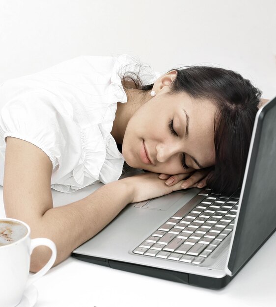 Zbliżenie młoda biznesowa kobieta śpi na klawiaturze laptopa