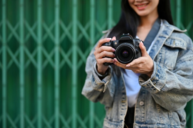 Zbliżenie młodej kobiety trzymającej aparat gotowy do zrobienia zdjęcia