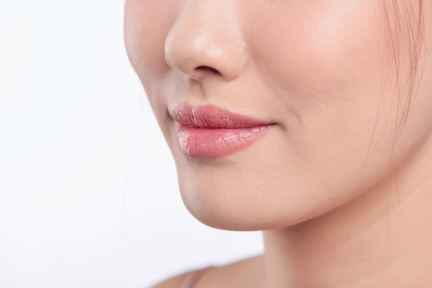 Zbliżenie młodej kobiety usta z czystą skórą
