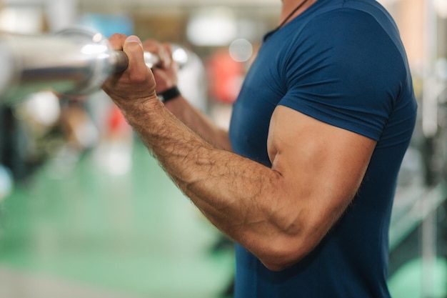 Zbliżenie Młodych Sportowców Trenuje Na Siłowni Trians Biceps Mięśni Za Pomocą Sztangi