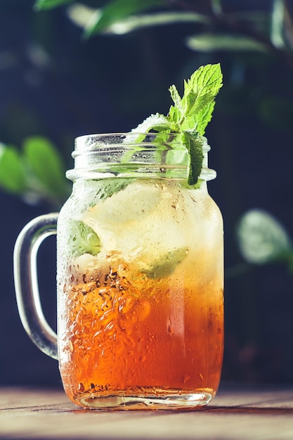 Zdjęcie zbliżenie mojito na stole