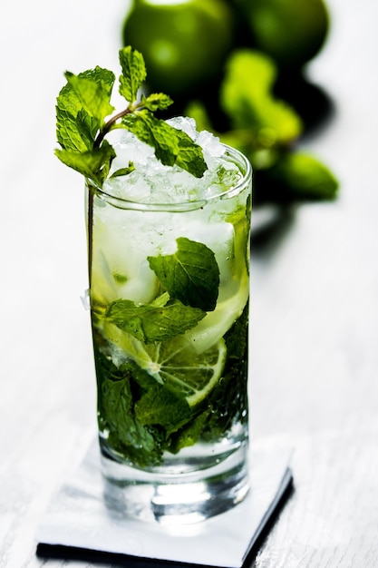 Zdjęcie zbliżenie mojito na stole