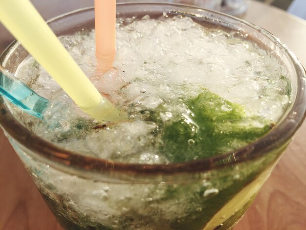 Zdjęcie zbliżenie mojito na stole