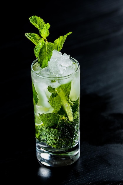 Zbliżenie mojito na stole
