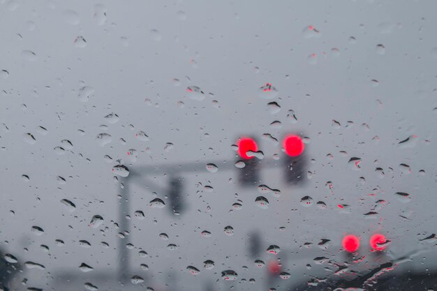 Zdjęcie zbliżenie mokrego okna w porze deszczowej