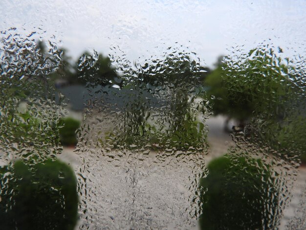 Zdjęcie zbliżenie mokrego szkła w porze deszczowej
