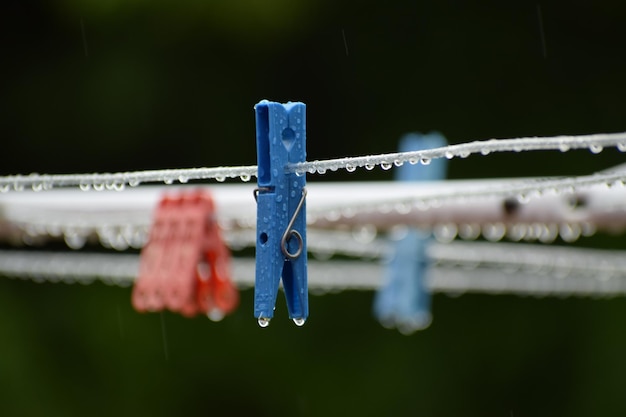 Zdjęcie zbliżenie mokrej szpilki wiszącej na sznurku do prania